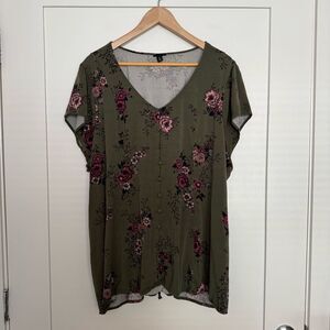 Torrid Top Womens Plus Sz 4 Green Floral Short Sleeve V Neck Button Up Stretch